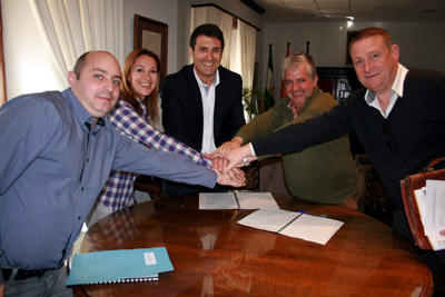 En la foto el alcalde de Baza, Pedro Fernández, el presidente de la Federación Andaluza de Tenis de Mesa, Rafael Rivero, y el vicepresidente del CTM Baza, Pedro Navarro