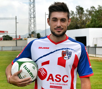 Fran Moreno ya luce la camiseta del Arenas (GARRIDO)