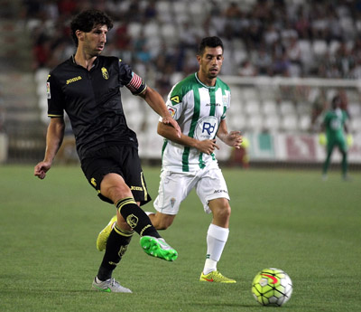 Diego Mainz saca el balón durante el encuentro (EDU LUQUE / MINUTO90.COM)