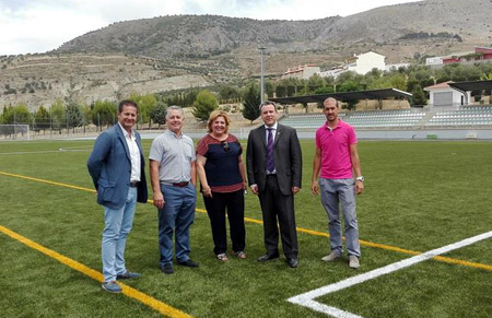 Distintas autoridades en la recepción del nuevo campo de fútbol de Alfacar