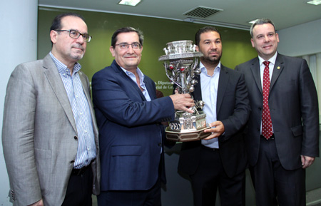Los responsables políticos y del Granada CF presentan el trofeo (GRJ)