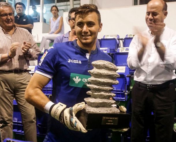 Dimitrievski recogió el Trofeo Torcal de Antequera (GRANADA CF)