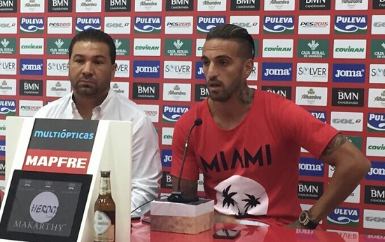 Miguel Lopes durante su presentación junto a Juan Carlos Cordero (GRJ)