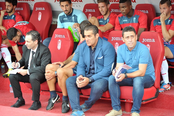Sandoval sentado en el banquillo durante el partido Granada-Udinese. (JOSÉ M. BALDOMERO)