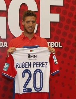 Rubén Pérez posa con la camiseta del Granada durante su presentación.