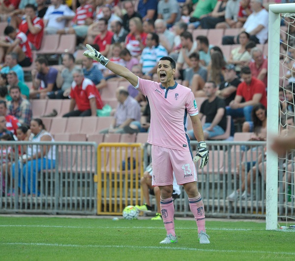 Andrés Fernández durante un partido con el Granada CF.