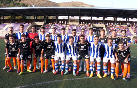 Jugadores del Loja y Recreativo posan juntos antes de empezar el partido (GRJ)