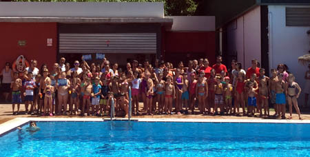 Fotos de familia de los participantes en Campaña de Natación en Órgiva 