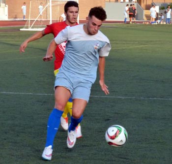 Chechu protege el balón ante el lojeño Quiles, jugador este año del Huétor Tájar