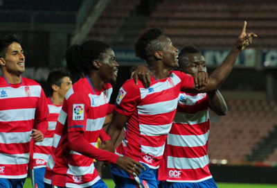 Los jugadores del filial celebran un gol al temporada pasada