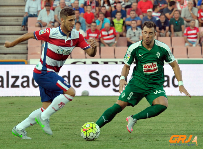Rubén Pérez aguantó todo el partido a pesar de las molestias musculares (J. M. BALDOMERO)