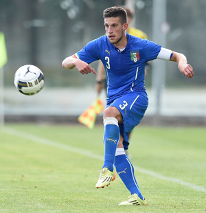Biraghi durante un partido con la selección italiana sub21