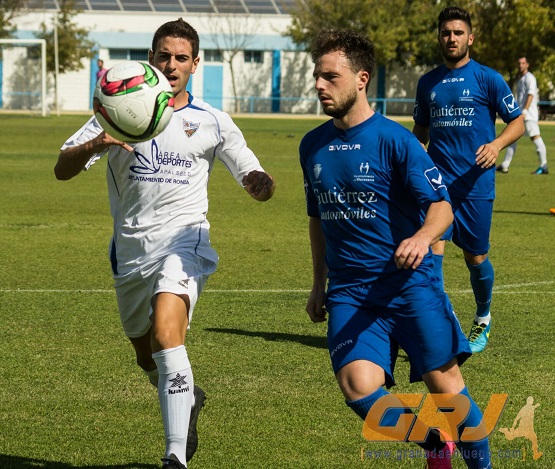 Dos jugadores pugnan por la bola en un lance del choque (V. CARVAJAL)