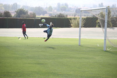 Kelava intenta despejar un balón durante el entrenamiento 
