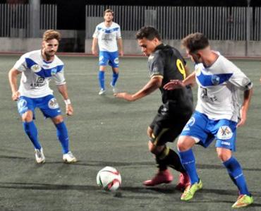Una acción del partido disputado anoche entre el Loja y el Granada B
