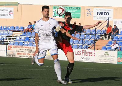 El duelo entre el Vélez y el Atarfe fue muy disputado (J. HURTADO)