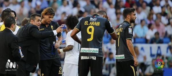 El-Arabi felicitó a sus compañeros por el buen partido en el Bernabéu.
