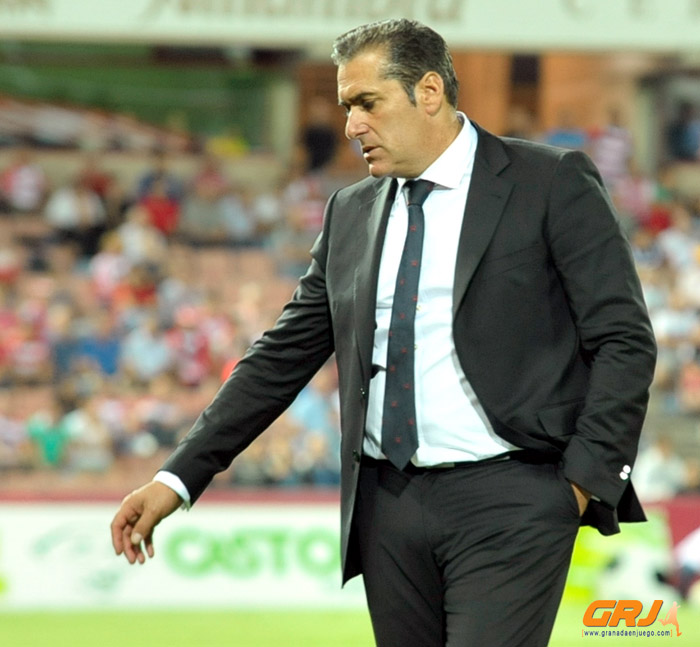 Sandoval vio como su equipo volvía a caer en casa (J.M.BALDOMERO)