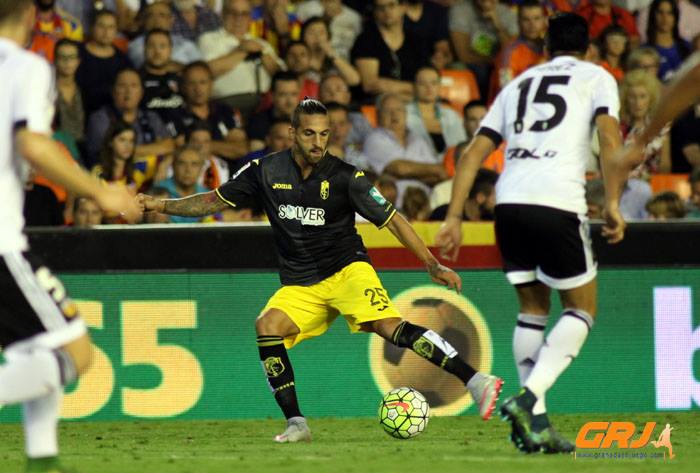 Miguel Lopes en acción durante el partido frente al Valencia