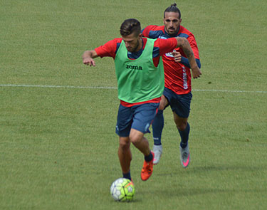 Lopes persigue a Biraghi durante el entrenamiento 