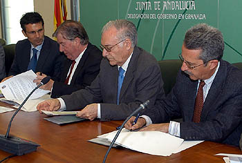 Un momento de la firma del convenico con Cetursa