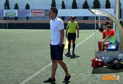 Leví Cantero dirige a su equipo desde la banda (LÁZARO) 