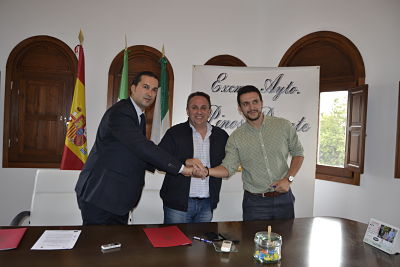 Firma del convenio con Pinos Puente 