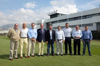 Foto de familia tras la firma del acuerdo (GRANADA CF)