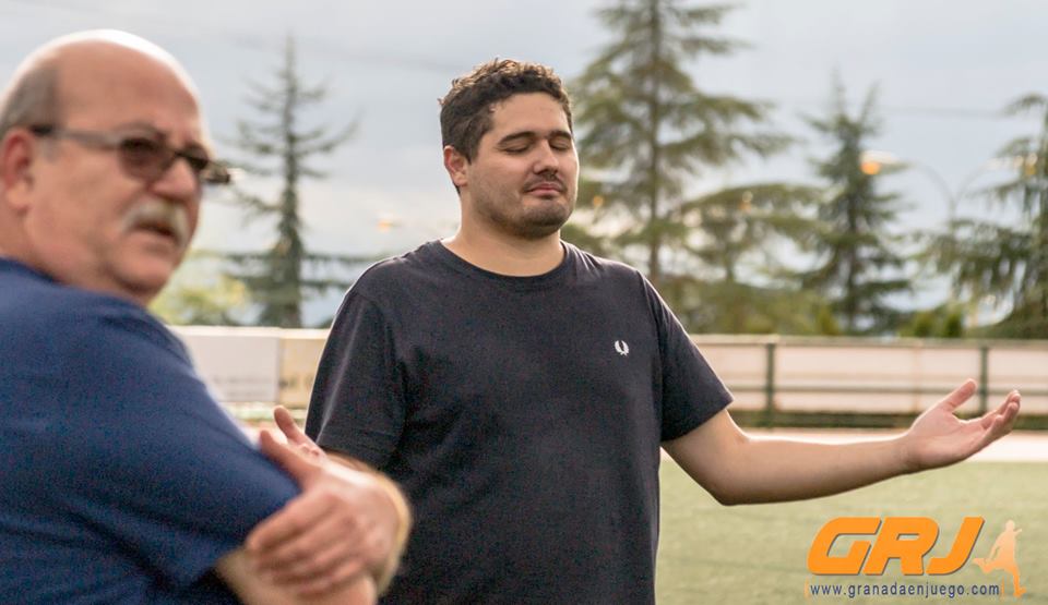 Álex García en un momento del derbi ante el FC Cubillas (VICENTE CARVAJAL)