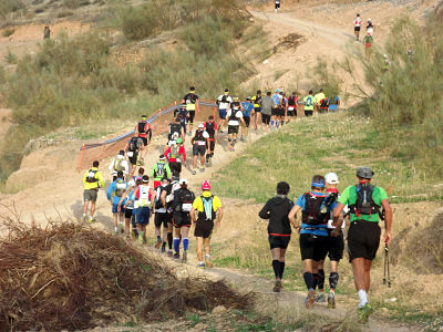 Los corredores durante el primer tramo de la prueba 