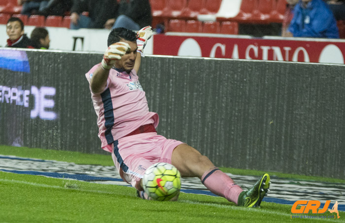 Andrés Fernández en una acción del partido en Gijón (LOF)