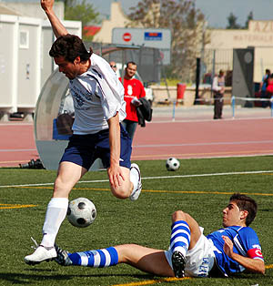 Juanma intenta robarle el balón a Luis Torres (BALDO)
