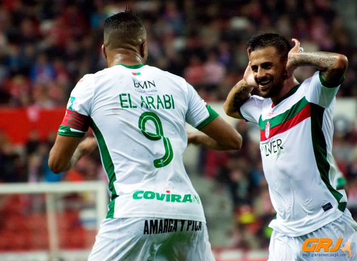 El Arabi y Javi Márquez celebran un gol en El Molinón. (LOF)