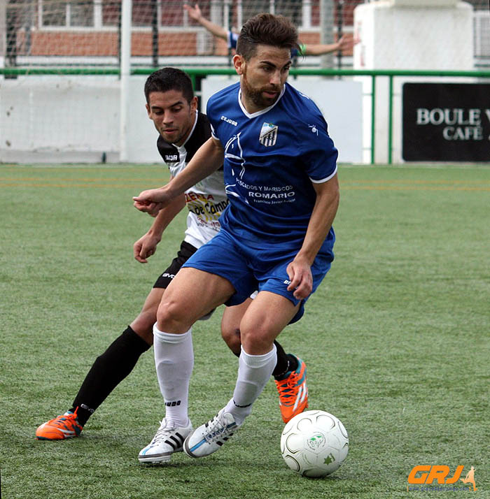 Una acción del encuentro disputado entre Gabia CF y At. Monachil (MANU LÓPEZ)