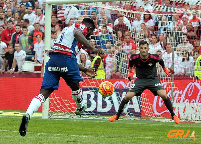 Success dispara a puerta en el partido ante el Betis (J. M. BALDOMERO)