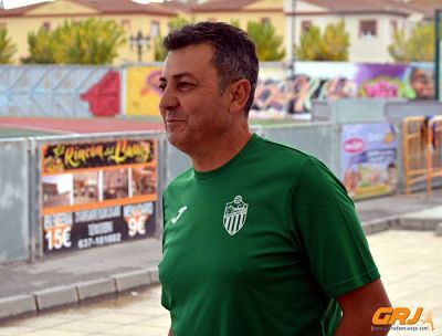 Francisco López sigue un partido desde la grada (GRJ)