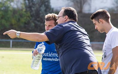 Javi Salguero da instrucciones a un jugador durante el encuentro (V. CARVAJAL)