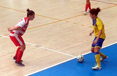 Maite presiona a una jugador del equipo jienense (GRJ)
