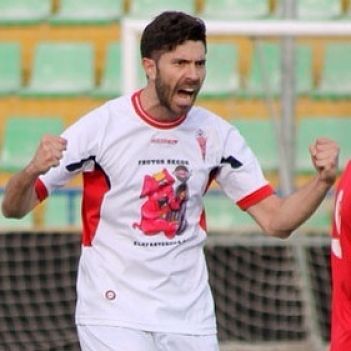 Ubric celebra uno de sus 151 goles con el Guadix (GRJ)