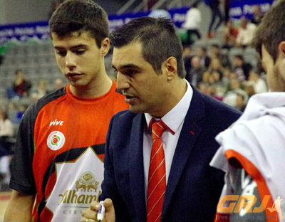 Pablo Pin da instrucciones durante un tiempo muerto (VICENTE CARVAJAL)
