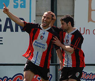 Rubén Ferradas celebrando un gol con el Arenas de Armilla