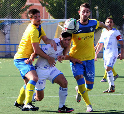 Moi Gómez, a la derecha, pugna con un jugador del Vélez (J. HURTADO)