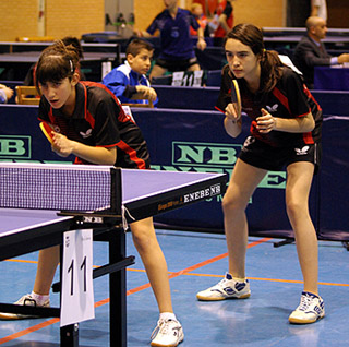 Laura Ramírez junto a Celia García del CajaGranada