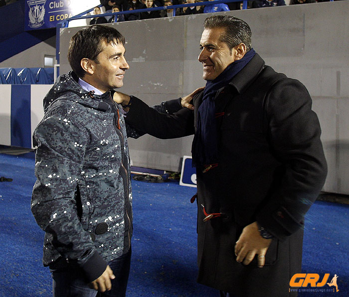 Sandoval saluda a Garitano antes del encuentro (LOF)