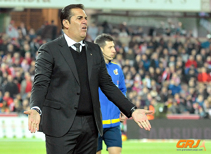 Sandoval gesticula en la banda durante el partido (BALDOMERO)