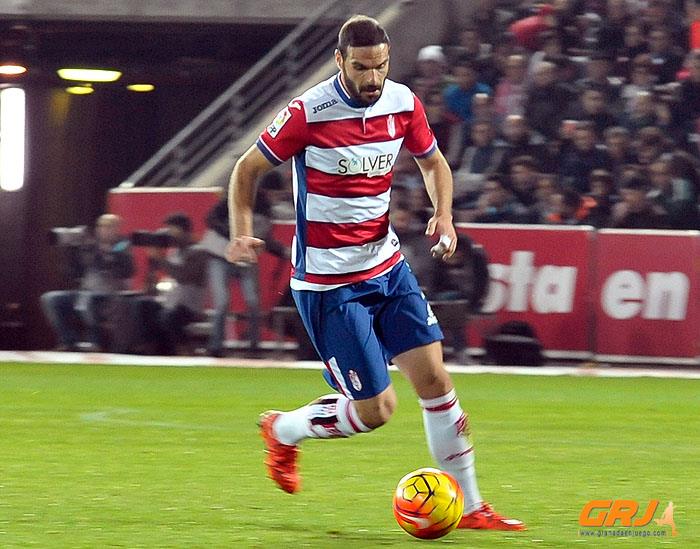 Lombán durante una acción del partido entre Granada y Atlético.