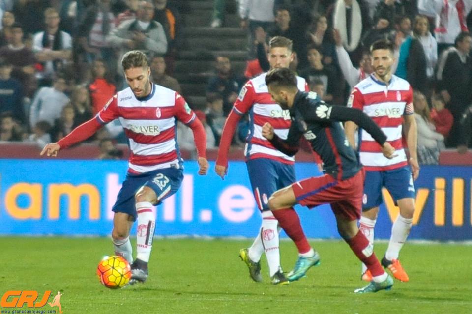 Rochina, durante una acción del partido ante el Atlético. (BALDOMERO)