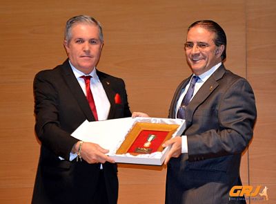 Molina Maza entrega una distinción al hijo de Miguel Prieto (LÁZARO) 
