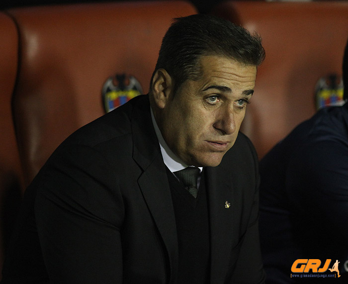 Sandoval en el banquillo del estadio Ciutat de Valencia (LOF)