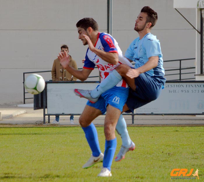 Un acción del derbi entre el Arenas y Churriana (LÁZARO)